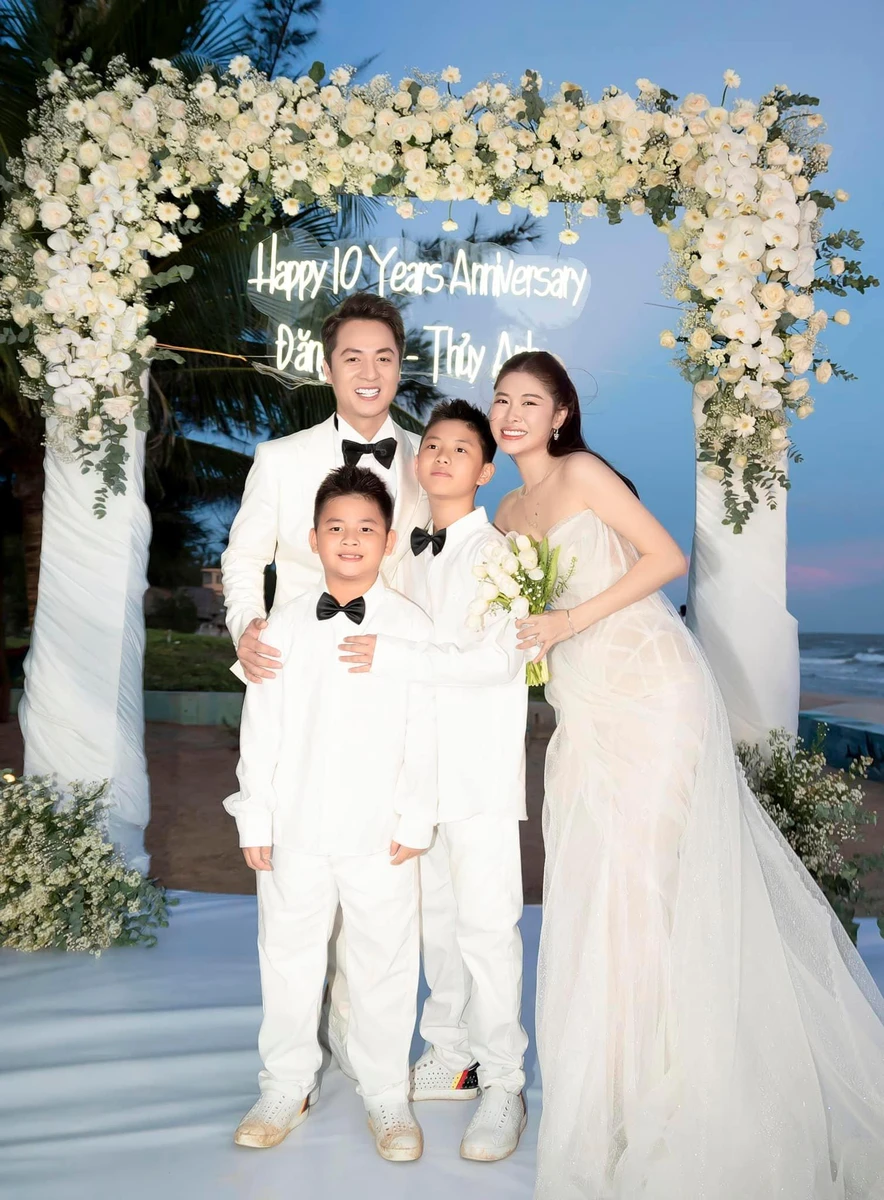 Gia đình Đăng Khôi và Thủy Anh