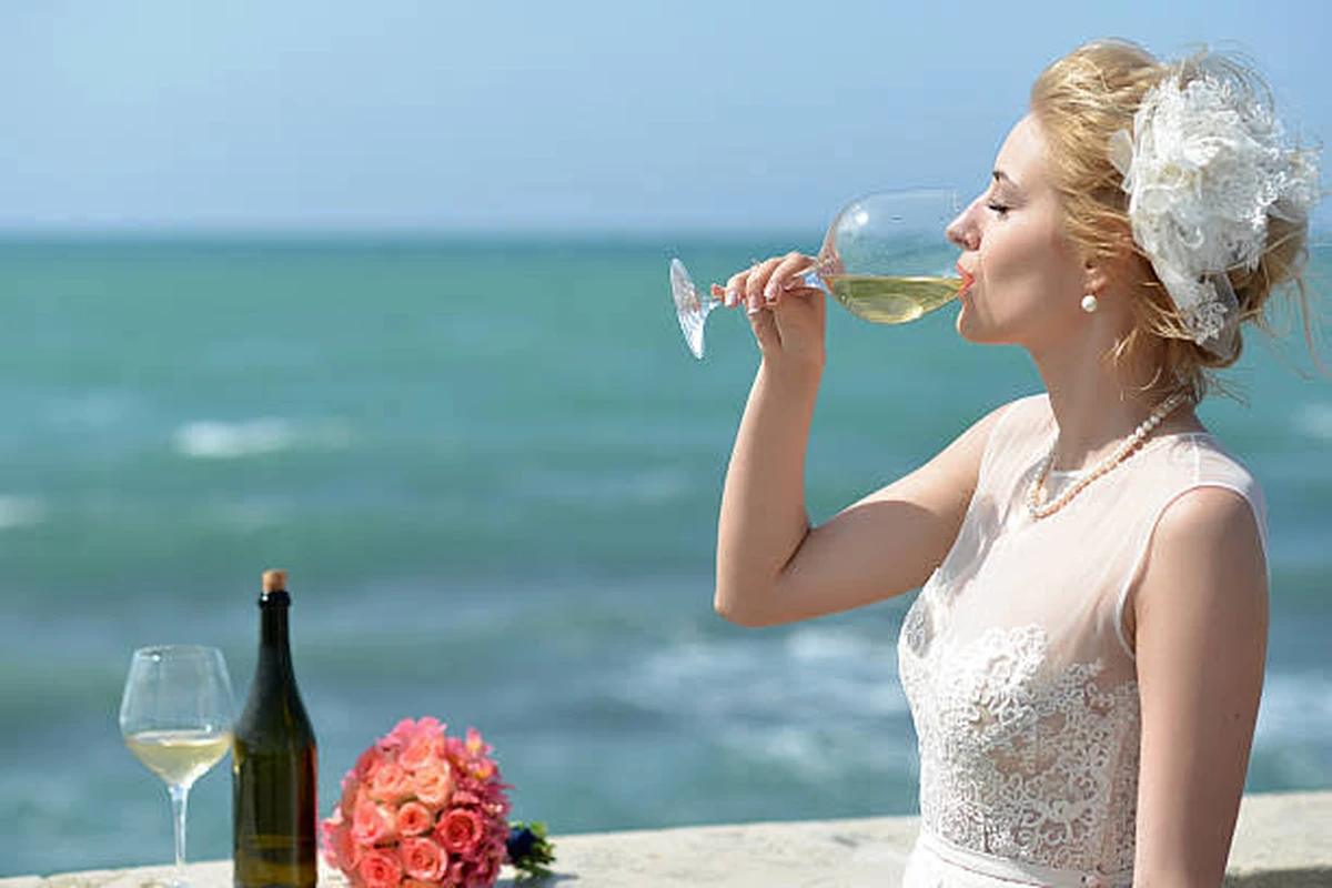 Rượu có thể khiến cô dâu nhìn như bị phù, làm giảm chức năng hệ tiêu hóa và giãn mạch máu, cũng như giảm khả năng tỉnh táo và sức khỏe