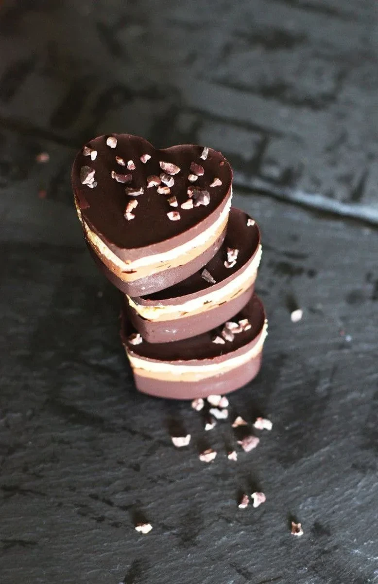 Socola Valentine hình trái tim phủ chocolate đen, nhân kem nhiều lớp và rắc hạt cacao giòn