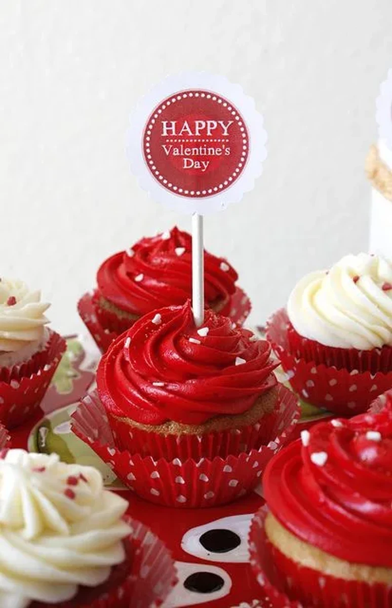 Bánh cupcake Valentine phủ kem đỏ và trắng, trang trí topper "Happy Valentine's Day" cùng hạt đường hình tim