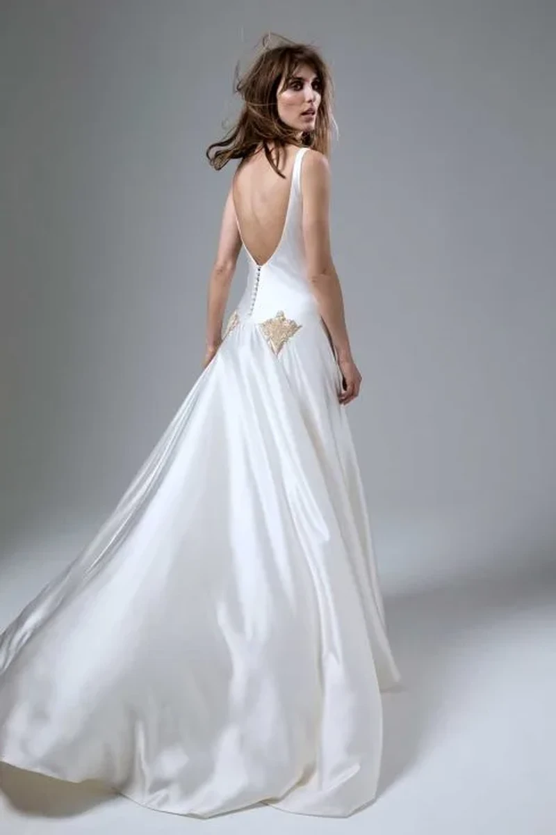 Váy cưới satin hở lưng trần quyến rũ phối họa tiết thêu nổi màu vàng đồng ở hông