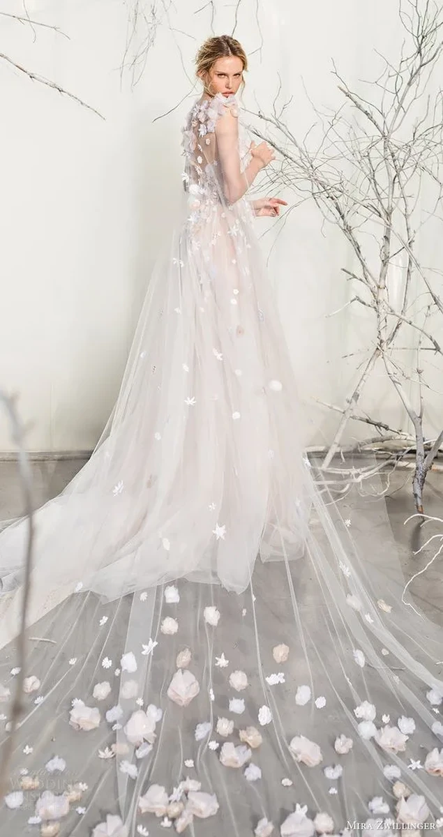 Váy cưới dáng xòe mộng mơ đính hoa đào 3D tinh tế trải dài trên tà voan dài