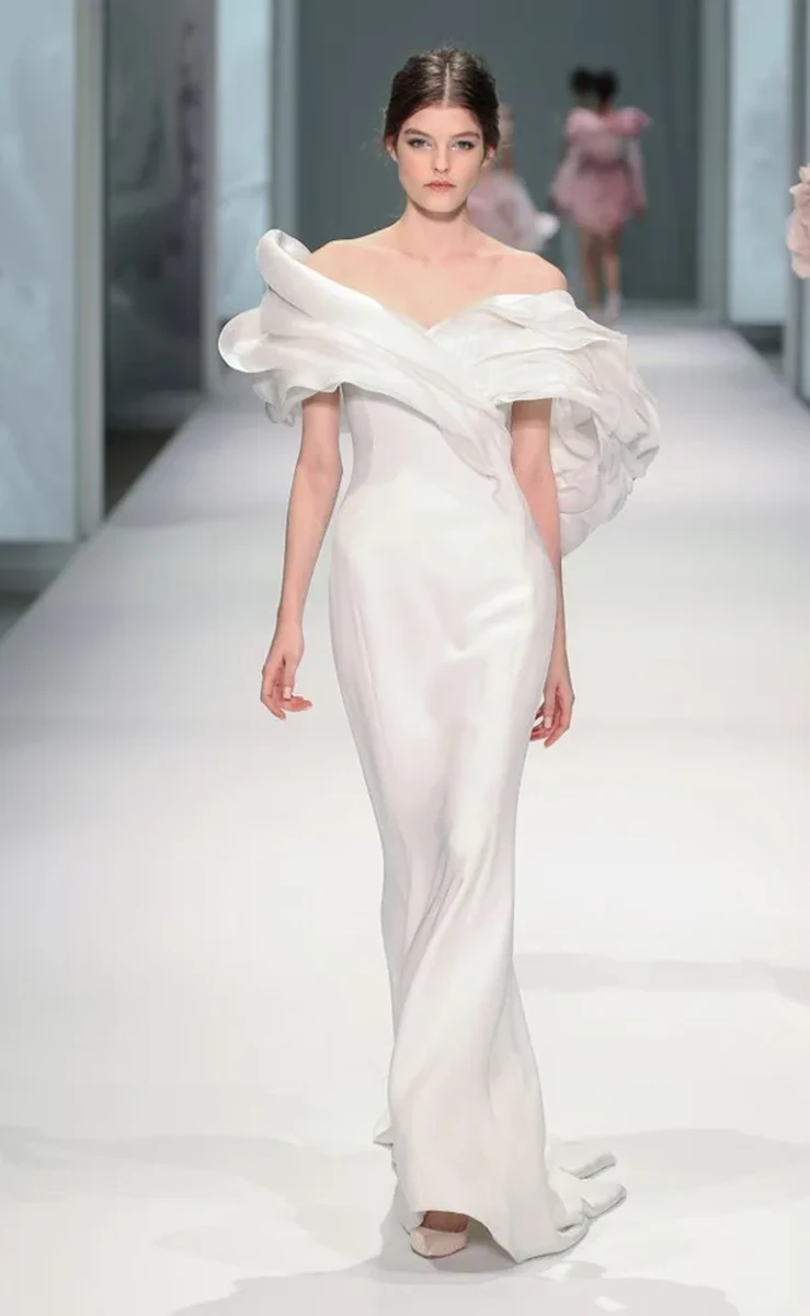Váy cưới lụa satin, thiết kế trễ vai cùng dáng ôm đuôi cá