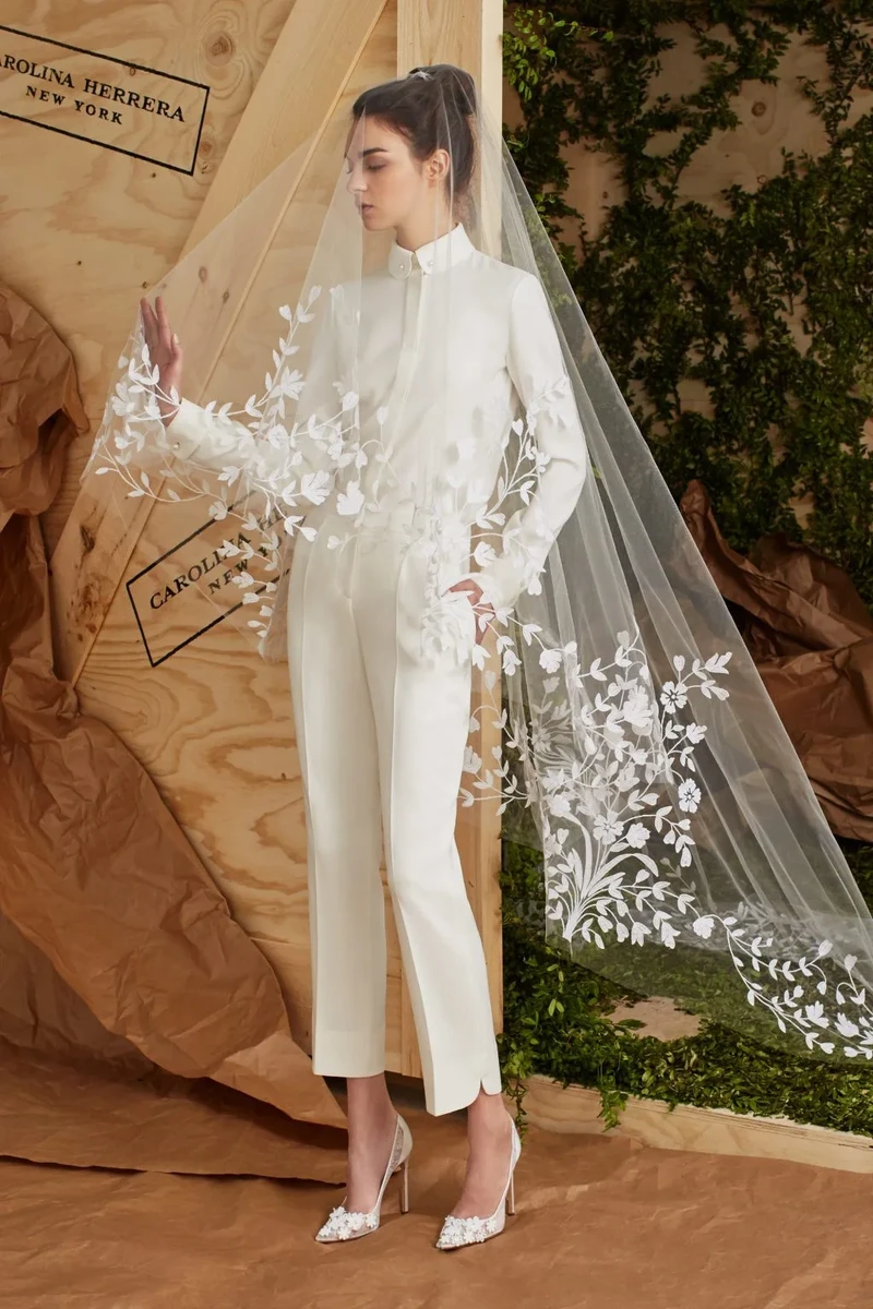 Bộ suit cưới màu trắng thanh lịch kết hợp áo sơ mi và lúp voan thêu hoa của Carolina Herrera