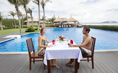 Cặp đôi tận hưởng tuần trăng mật lãng mạn trong không gian xanh mát của Blue Bay Mui Ne Resort & Spa