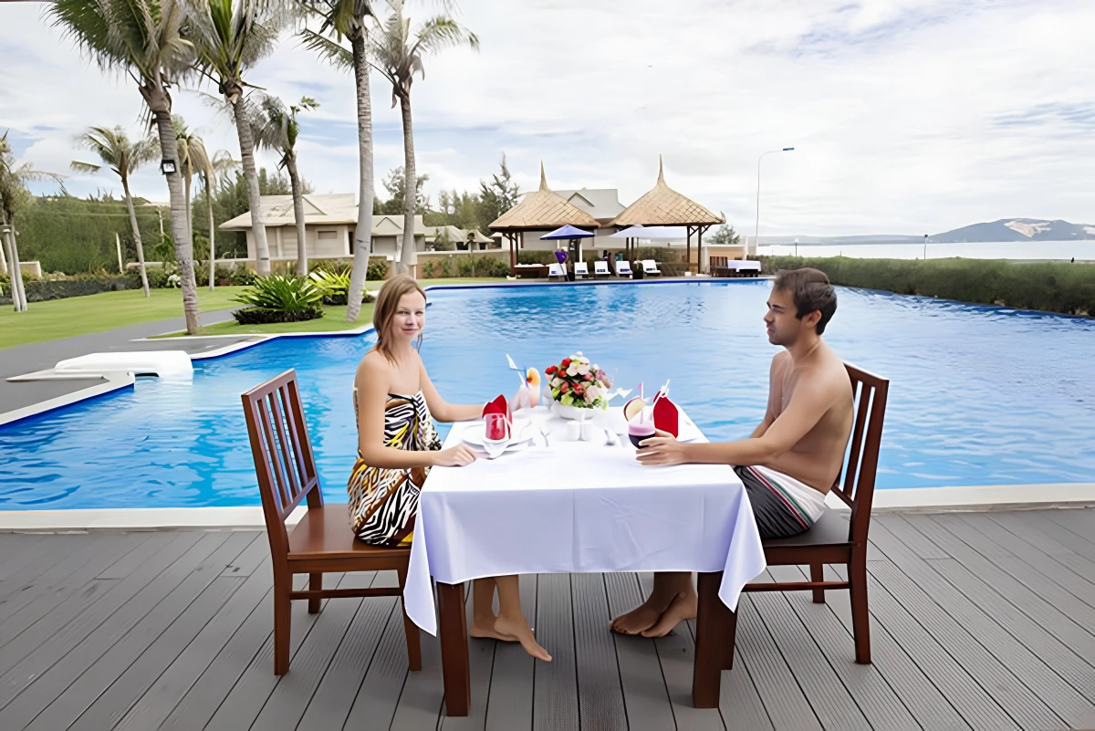 Cặp đôi tận hưởng tuần trăng mật lãng mạn trong không gian xanh mát của Blue Bay Mui Ne Resort & Spa
