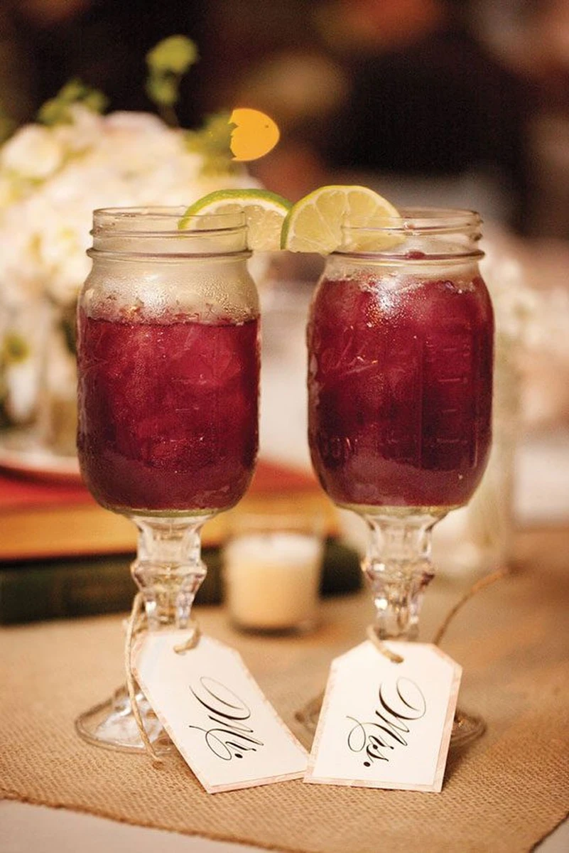 Ngoài ra ý tưởng dùng lọ thủy tinh để đựng đồ uống theo phong cách rustic hay bohemian cũng đang được ưa chuộng