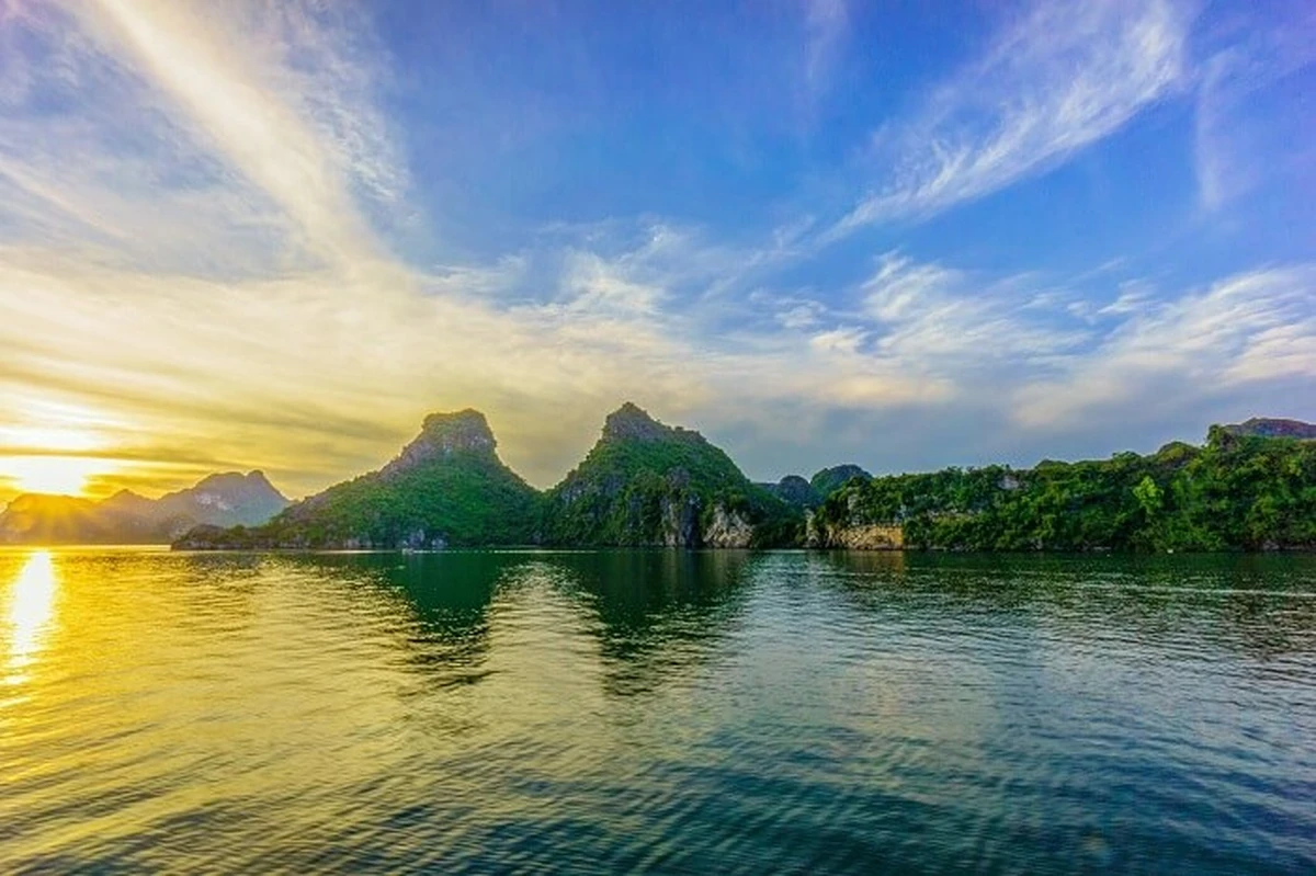 Ngắm cảnh bình minh trên Vịnh Hạ Long hứa hẹn sẽ mang lại những giây phút khó quên