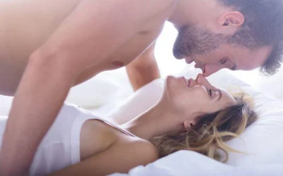 Cả 2 đang nhìn nhau tình tứ