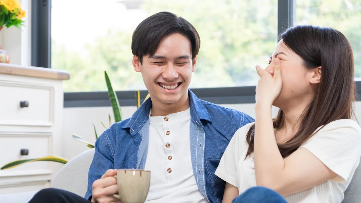 Cả 2 đang nói chuyện vui vẻ với nhau