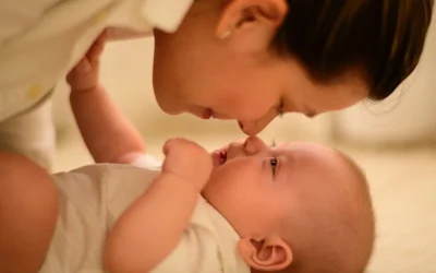Em bé và mẹ nhìn mắt với nhau