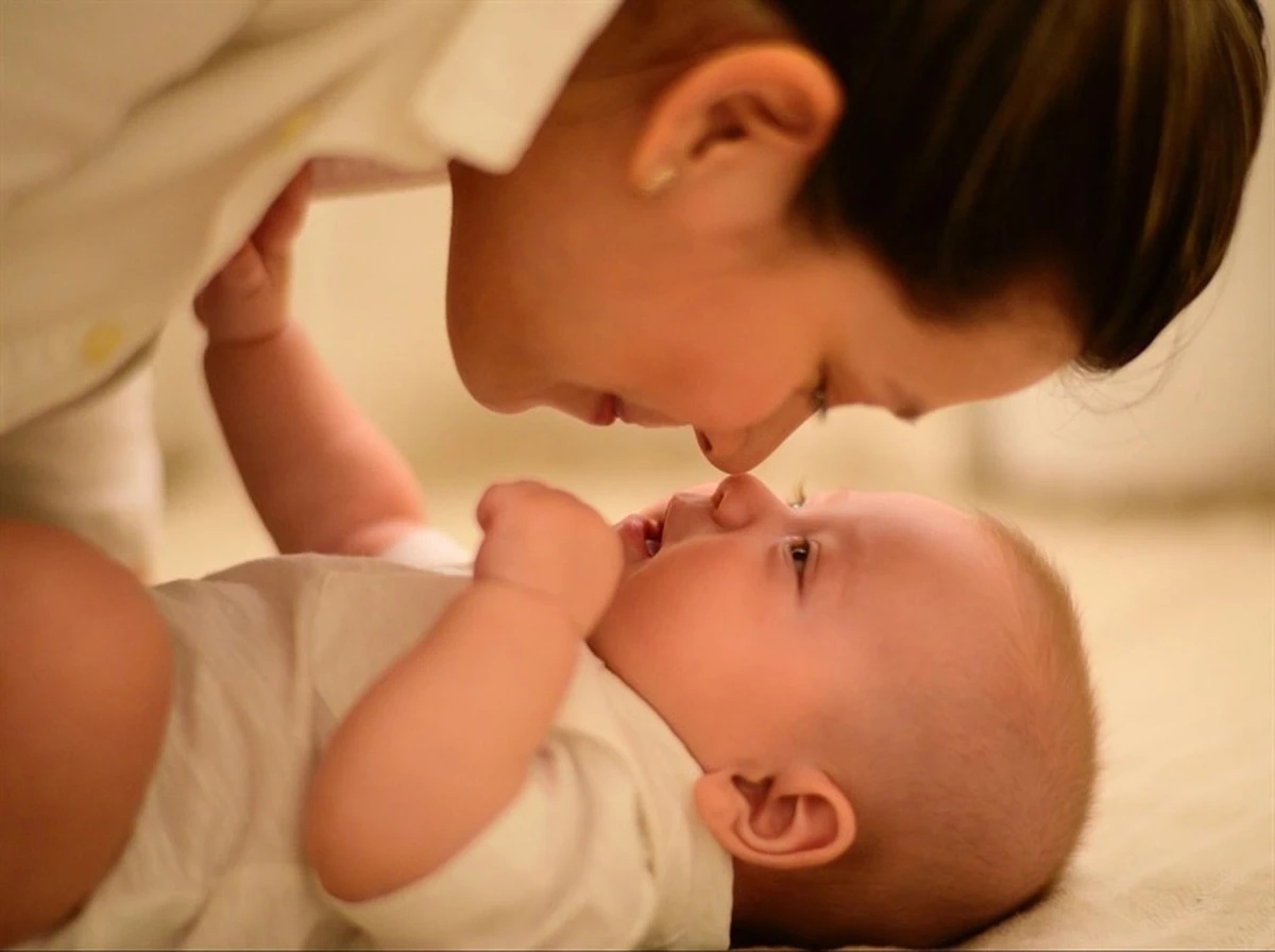 Em bé và mẹ nhìn mắt với nhau
