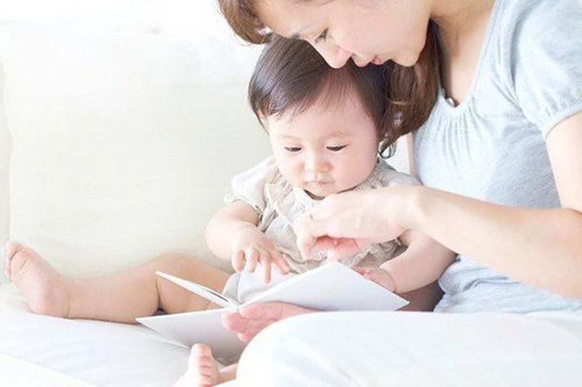 Mẹ đang đọc sách cùng em bé