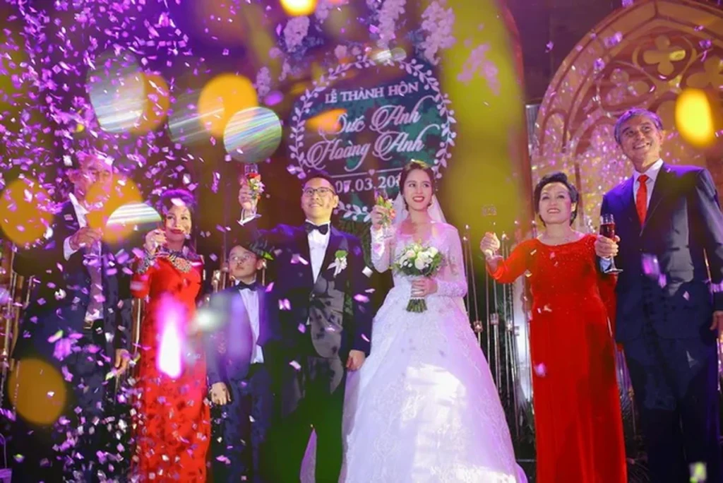 Á hậu Hoàng Anh rạng rỡ với váy trắng tinh khôi trong tiệc cưới