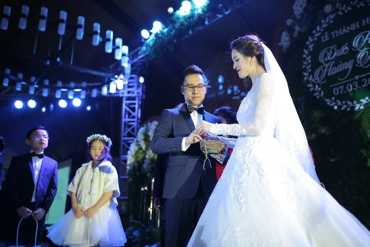 Cặp đôi trao nhẫn, rót rượu