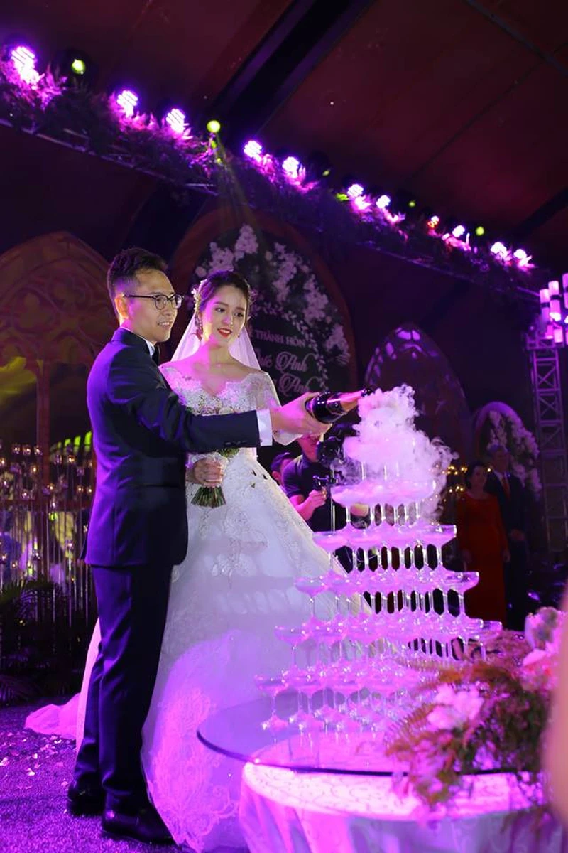 Cặp đôi trao nhẫn, rót rượu