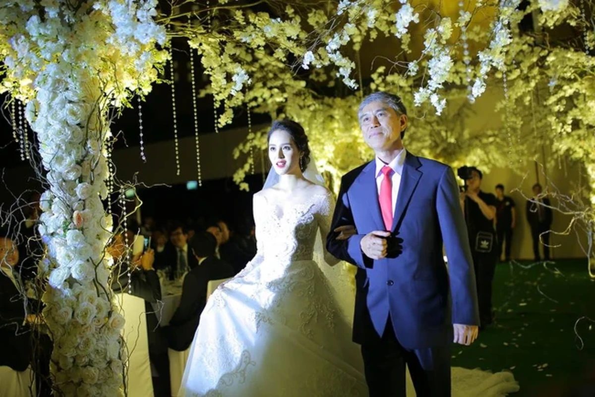 Cô dâu Hoàng Anh được bố dắt lên sân khấu lễ cưới hoành tráng 