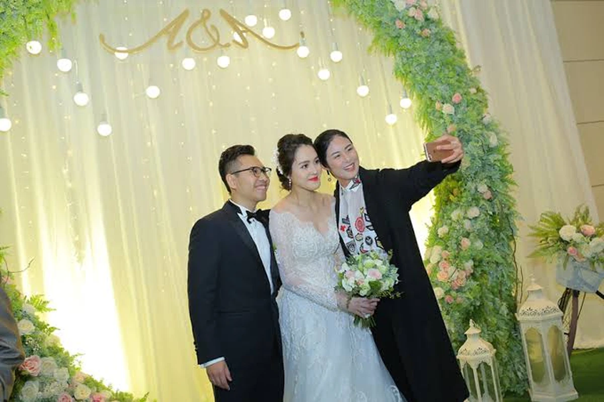 Cặp đôi chụp ảnh cùng người thân và bạn bè thân thiết