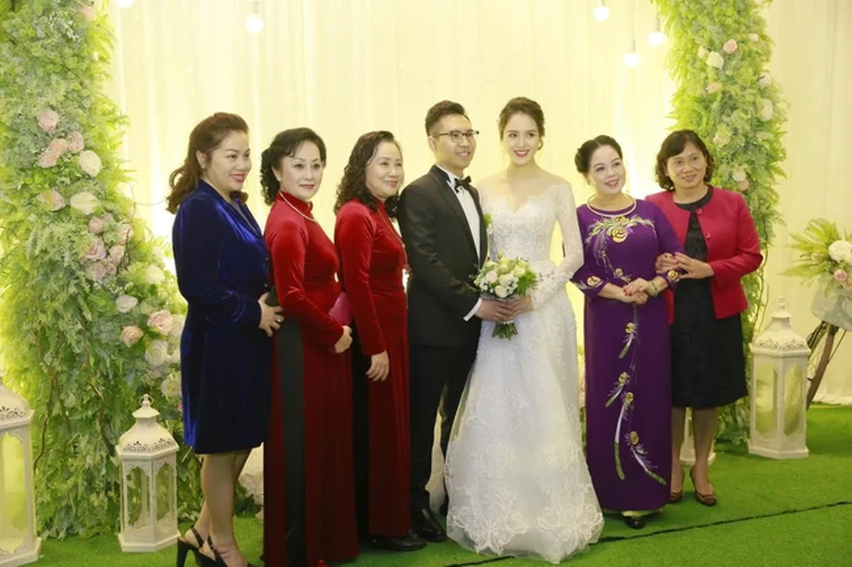 Cô dâu chú rể cùng chụp ảnh với gia đình tại khu vực đón khách