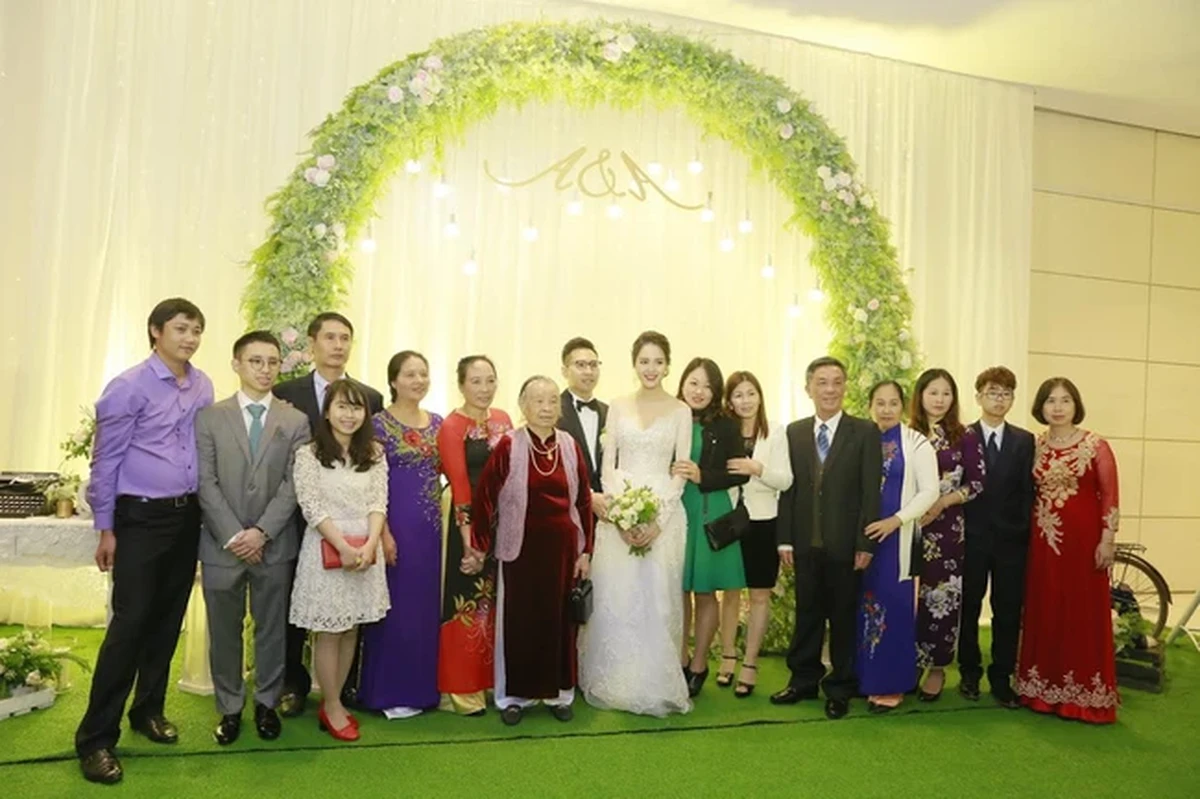 Cô dâu chú rể cùng chụp ảnh với gia đình tại khu vực đón khách