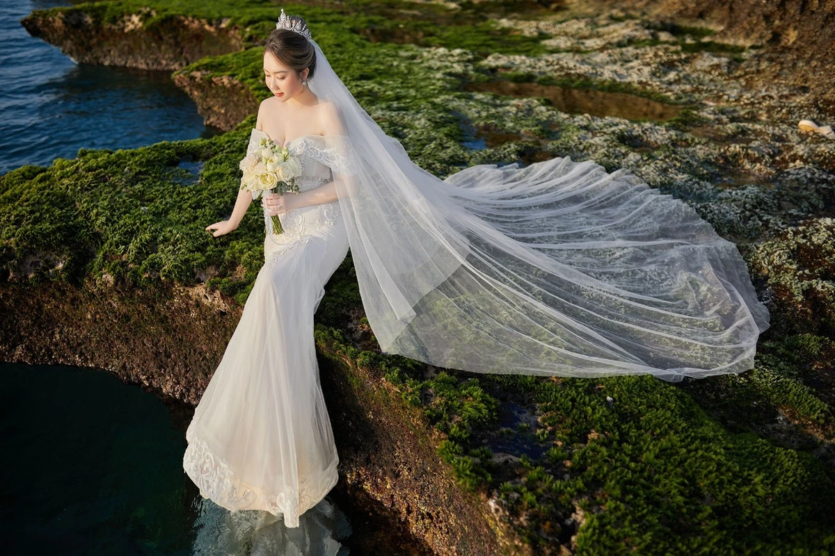 Cô dâu đội vương miệng, diện váy cưới đuôi cá cùng khăn voan dài