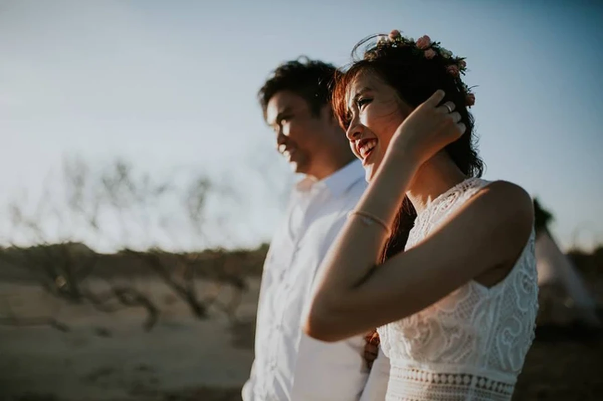 Nụ cười hạnh phúc của cô dâu bên chú rể trong buổi chiều hoàng hôn