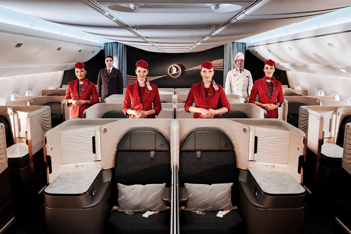Tiếp viên hàng không với tran phục chỉn chu của hãng bay Tukish Airlines 