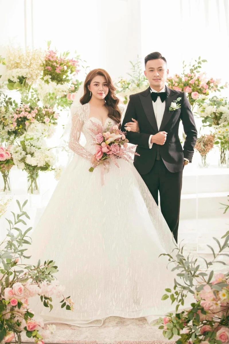 Trong những shoot hình cô dâu - chú rể cùng đứng, cô dâu nên chọn tư thế đứng thẳng, hóp bụng cùng hai tay khoác hờ lên bạn đời