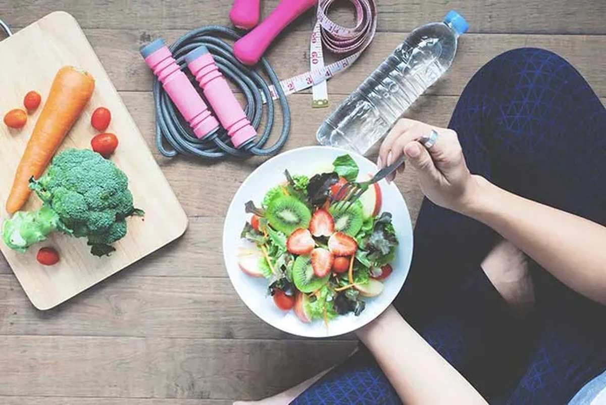 Dĩa salad với những món rau có nhiều chất xơ