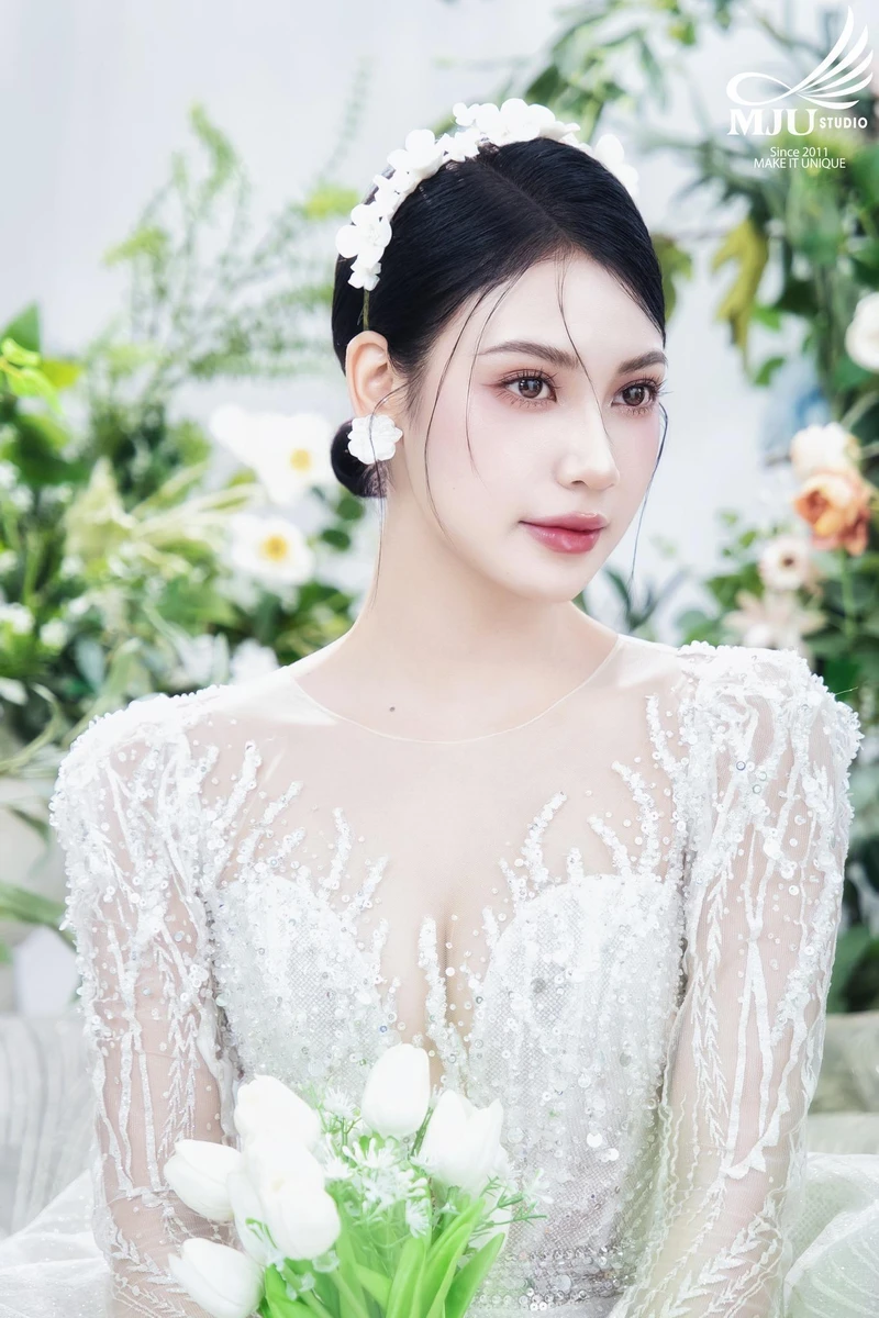 Cô dâu diện trên mình chiếc váy cưới lung linh cùng phụ kiện cài tóc trắng