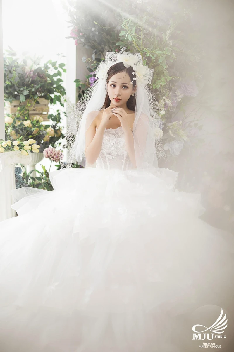 Cô dâu dịu dàng trong chiếc áy cưới cùng khăn voan cài tóc thu hút