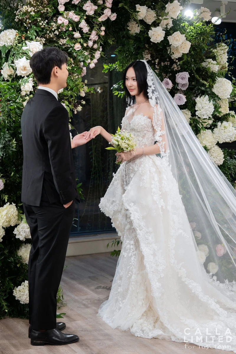 Mẫu váy cưới dài tay của Calla giúp cô dâu không còn lo ngại về vấn đề thời tiết với thiết kế thanh lịch, tinh tế