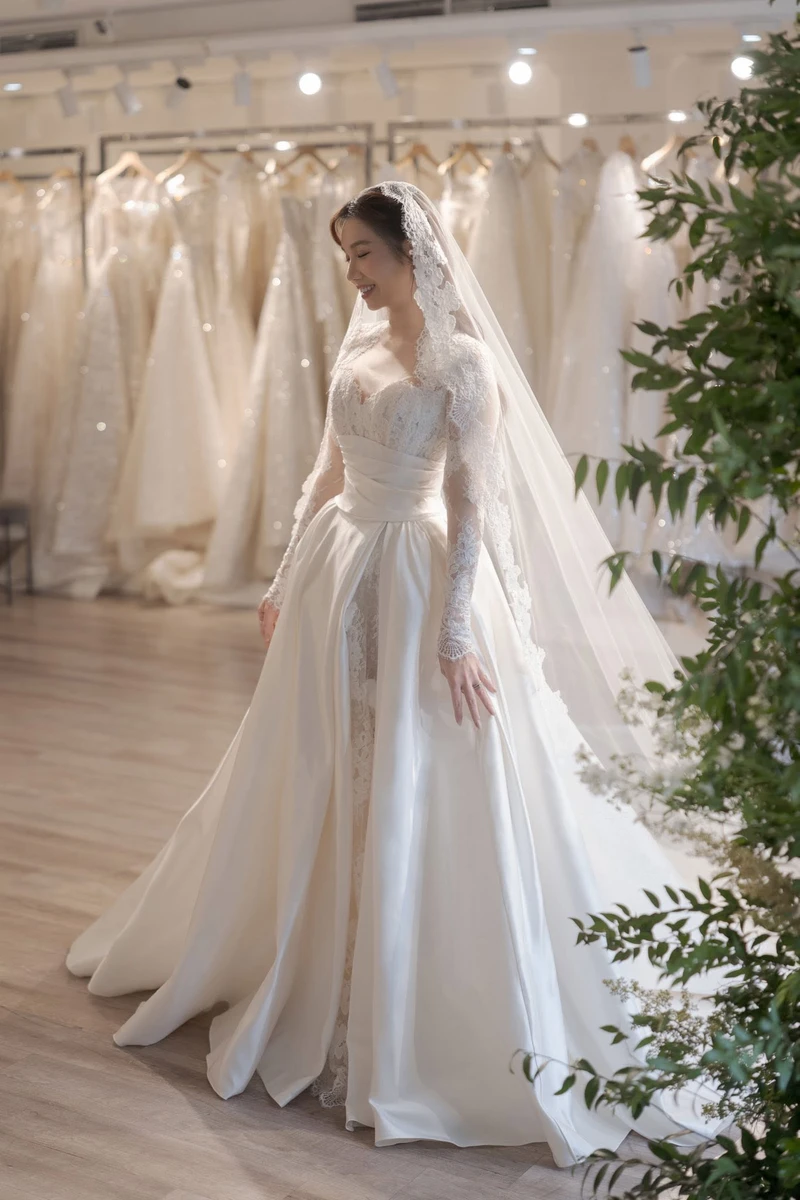 Mẫu váy cưới dài tay của Calla giúp cô dâu không còn lo ngại về vấn đề thời tiết với thiết kế thanh lịch, tinh tế