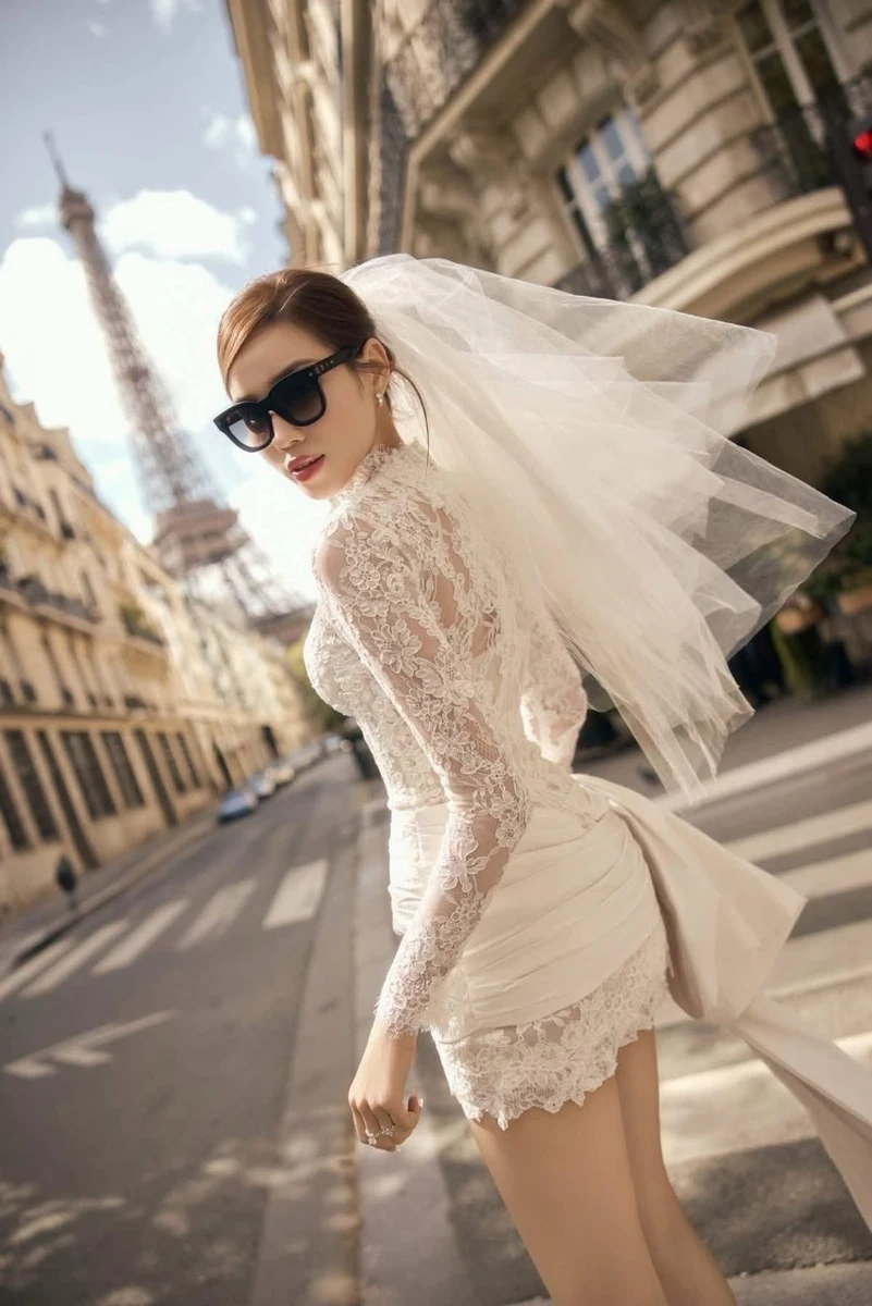 Mẫu váy cưới dài tay của Calla giúp cô dâu không còn lo ngại về vấn đề thời tiết với thiết kế thanh lịch, tinh tế