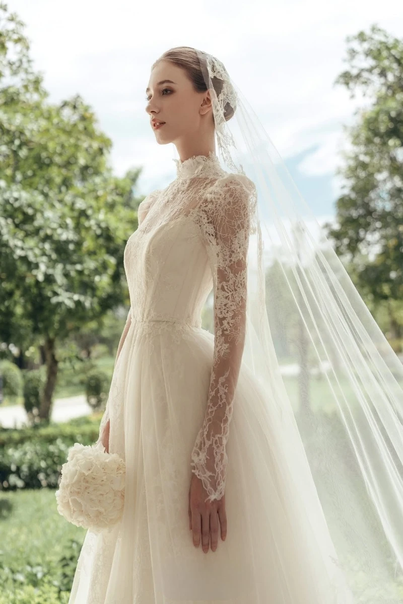 Mẫu váy cưới dài tay của Calla giúp cô dâu không còn lo ngại về vấn đề thời tiết với thiết kế thanh lịch, tinh tế