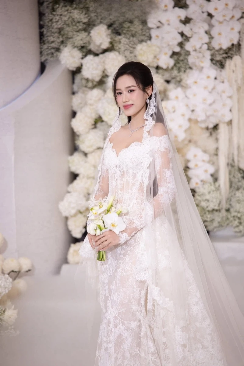 Mẫu váy cưới dài tay của Calla giúp cô dâu không còn lo ngại về vấn đề thời tiết với thiết kế thanh lịch, tinh tế