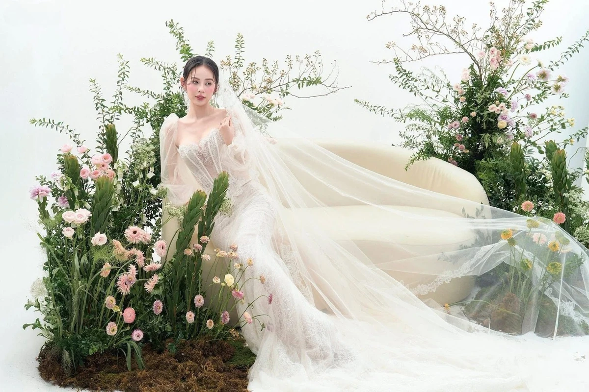 Mẫu váy cưới dài tay của Calla giúp cô dâu không còn lo ngại về vấn đề thời tiết với thiết kế thanh lịch, tinh tế