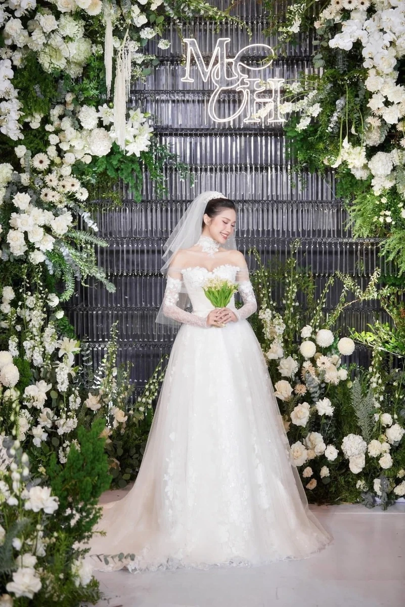 Mẫu váy cưới dài tay của Calla giúp cô dâu không còn lo ngại về vấn đề thời tiết với thiết kế thanh lịch, tinh tế