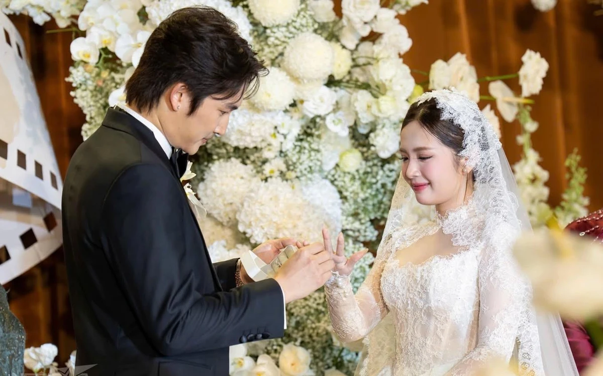 Trao nhau chiếc nhẫn cưới