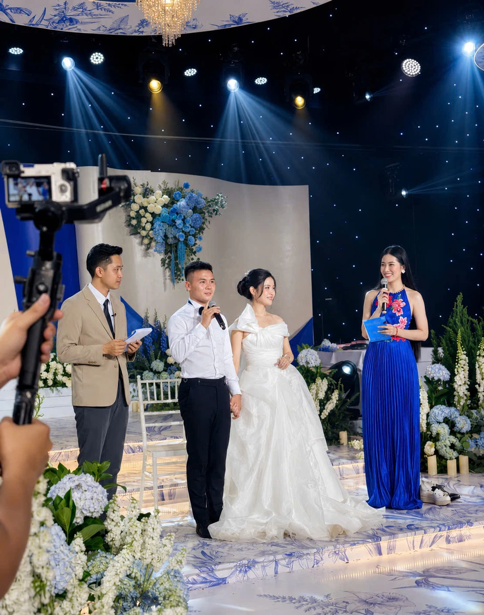MC cùng cô dâu chú rể trên sân khấu