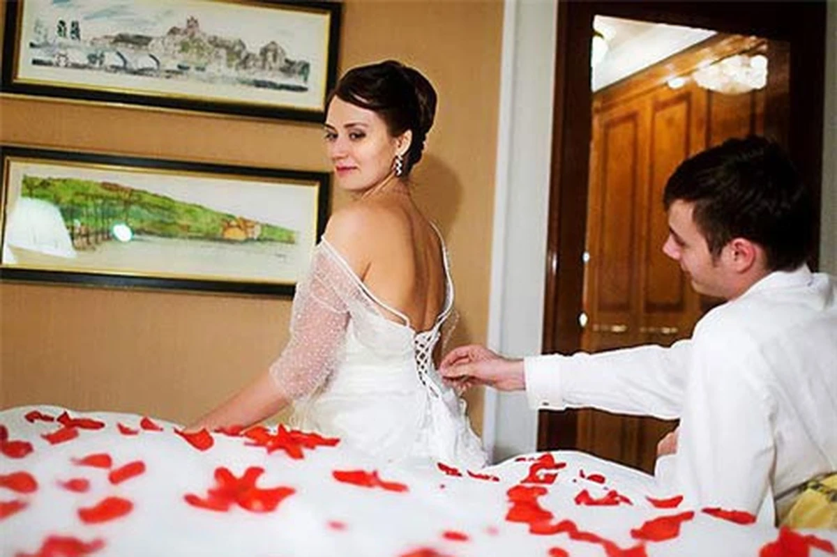 Hình ảnh cô dâu và chú rể trong phòng tân hôn