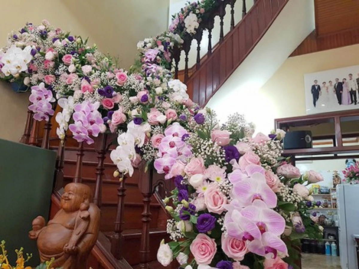 Hoa tươi được gắn trải dài ở cầu thang nhà cô dâu