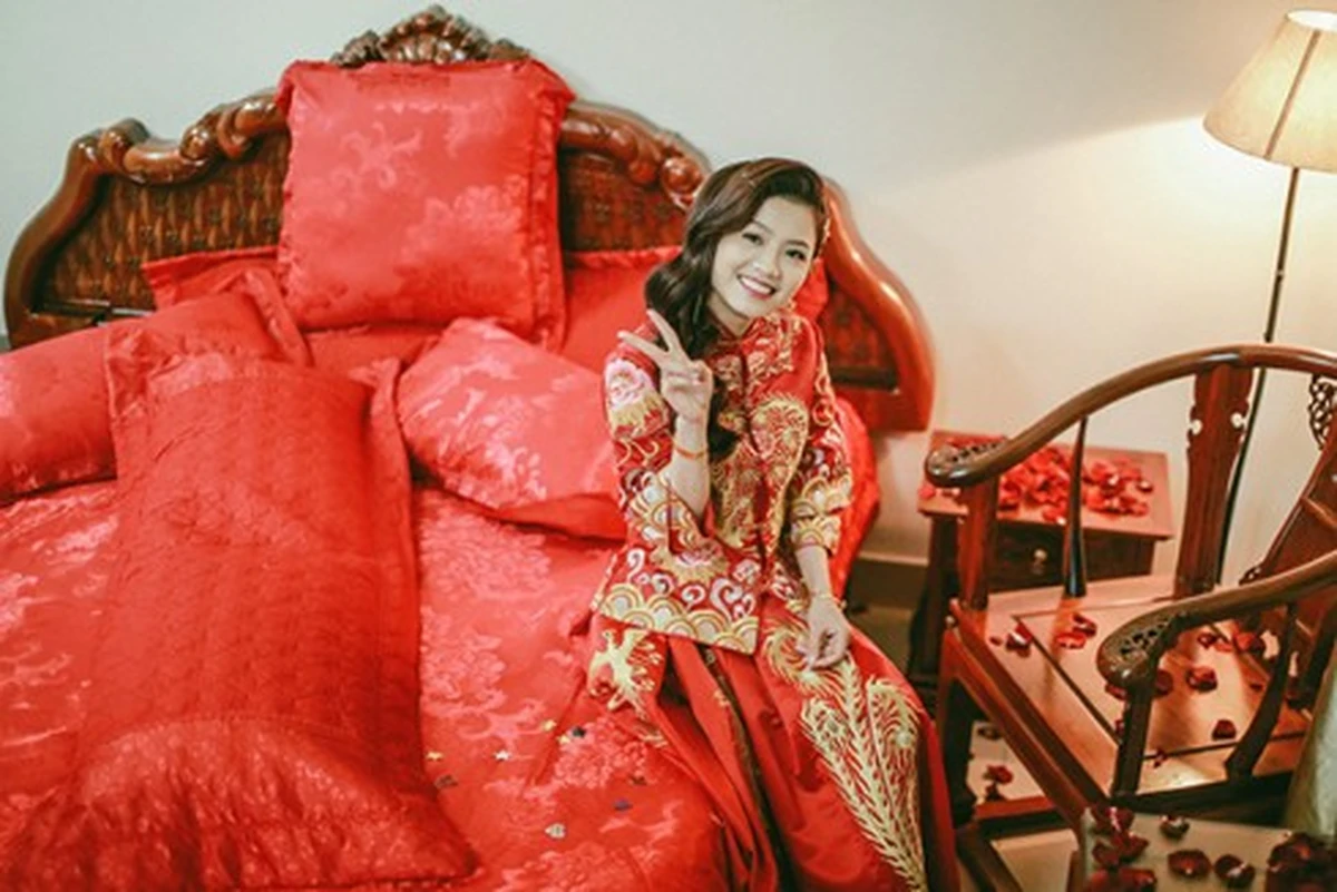 Cô dâu diện trang phục đỏ rực xinh đẹp trong đám cưới của mình