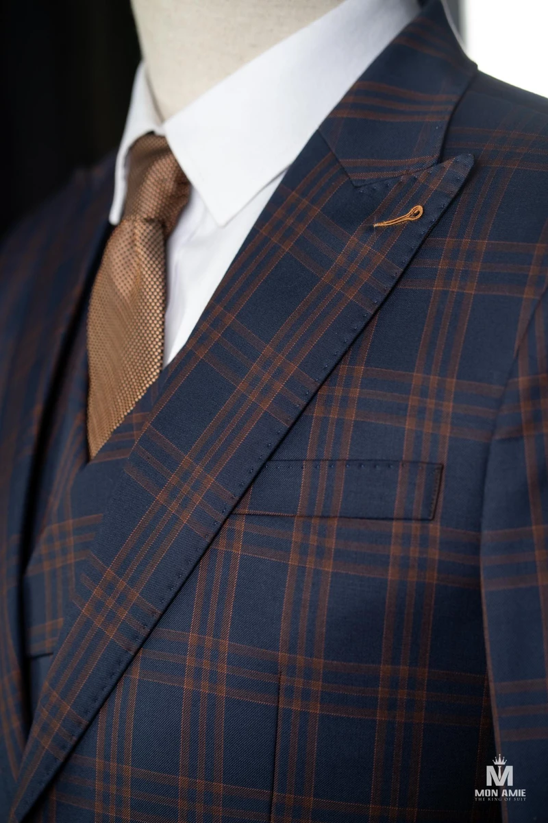 Chi tiết cổ áo và cà vạt được thắt chỉn chu của bộ suit nam