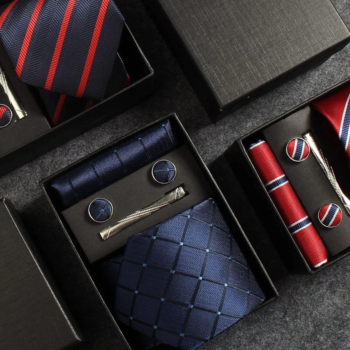Bộ hộp quà phụ kiện suit nam cao cấp gồm cà vạt lụa kẻ sọc, khăn cài túi áo vest, kẹp cà vạt và khuy măng sét đồng điệu