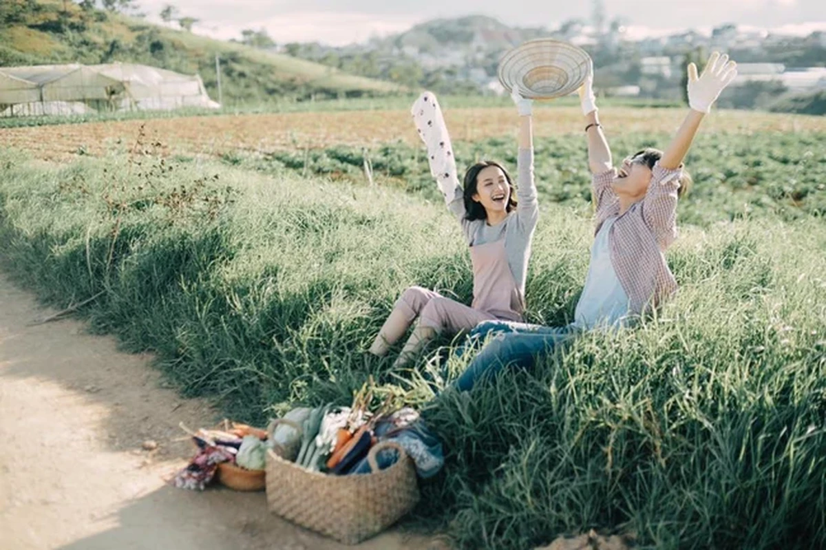 Cả 2 vui vẻ tận hưởng không gian đồng quê