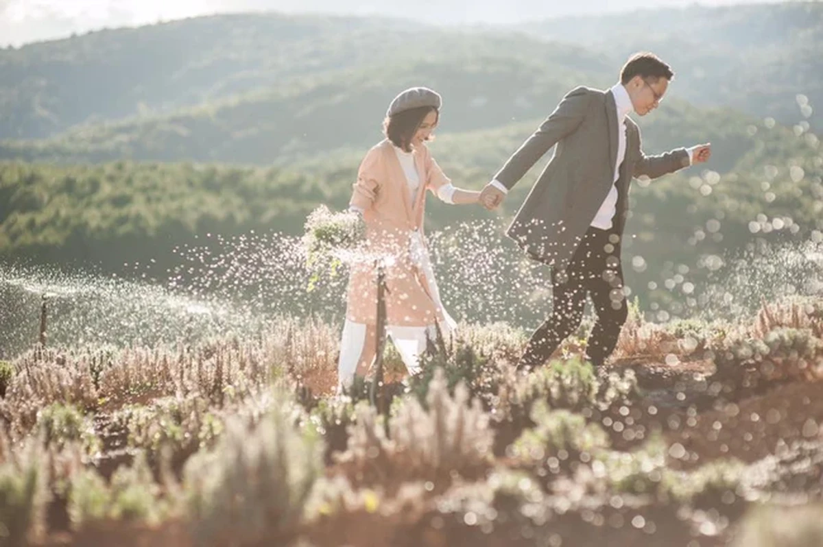 Cả 2 nắm tay nhau giữa rừng hoa