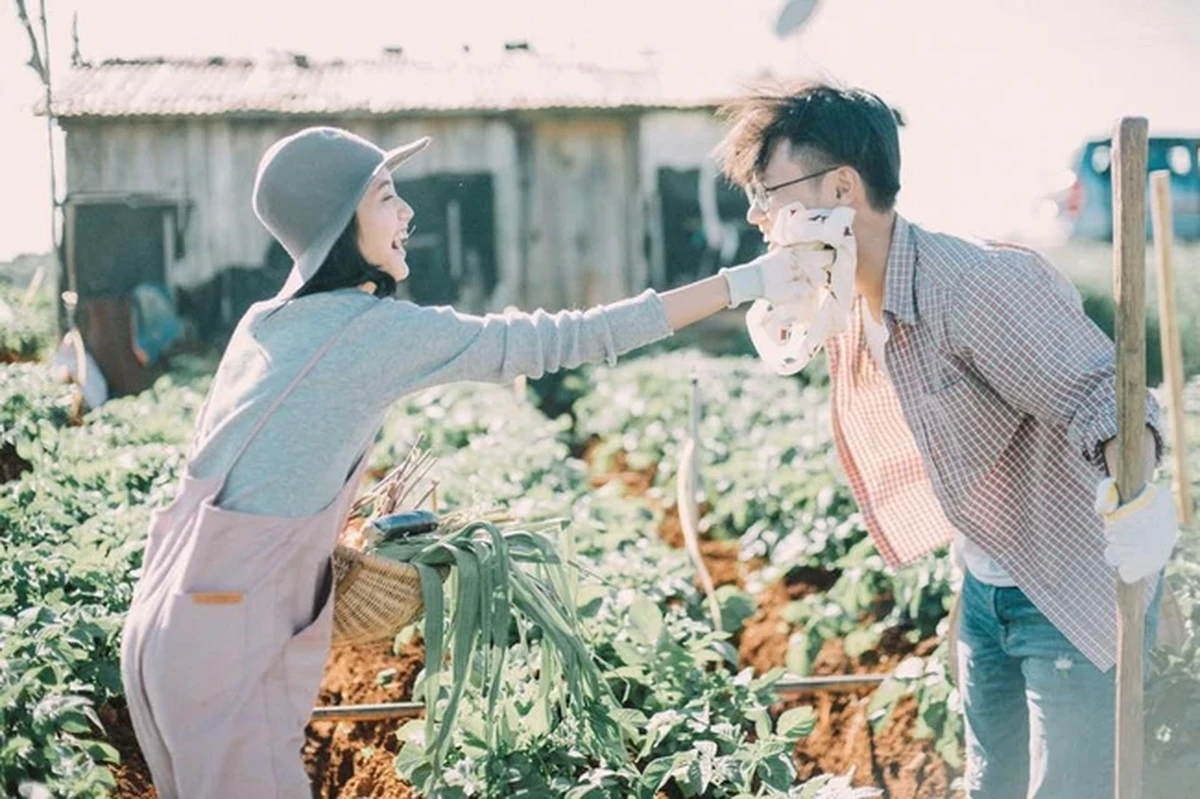 Cô gái tươi cười dùng khăn tay lau mồ hôi cho chàng trai