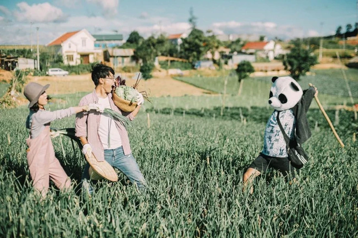 Cả 2 đang đùa nghịch vui vẻ với gấu trúc