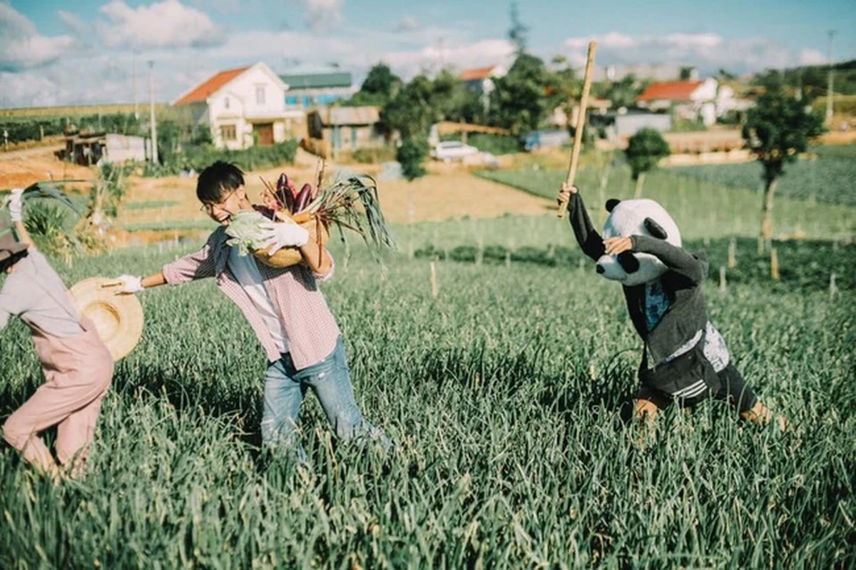 Cặp đôi vui vẻ khi bị rượt đuổi